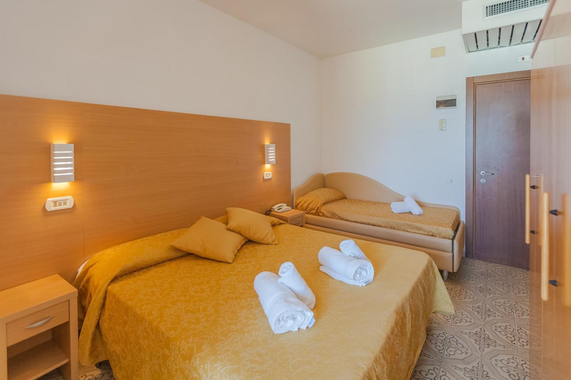 Hotel Patrizia Riccione Bagian luar foto