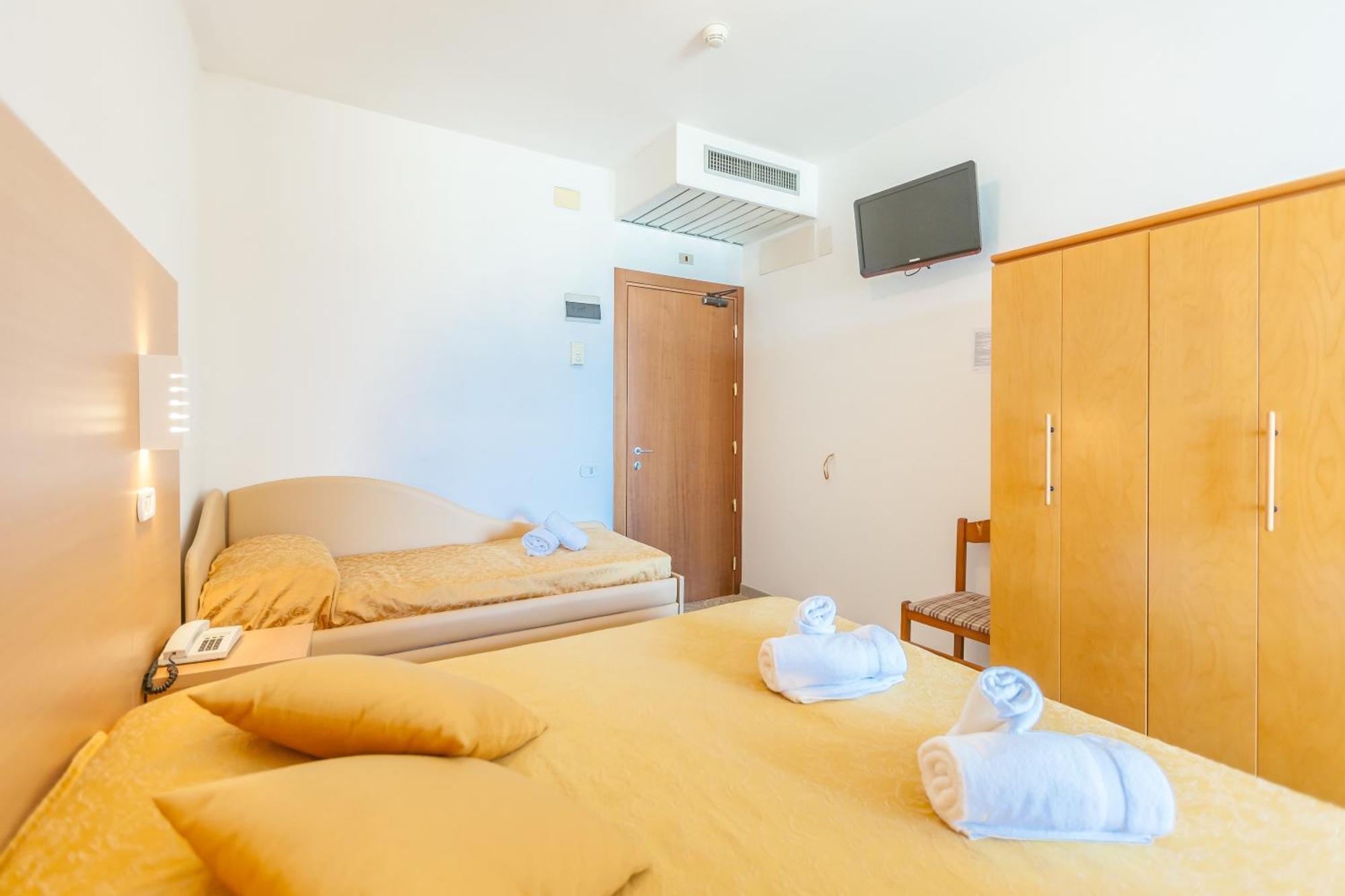 Hotel Patrizia Riccione Bagian luar foto
