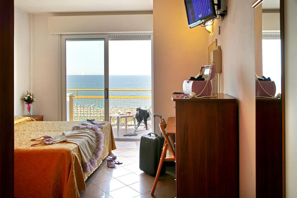 Hotel Patrizia Riccione Ruang foto